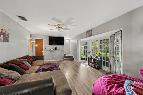 House in Tampa, Florida 4 bedrooms, 167.6 sq.m. № 2431675 - photo 12