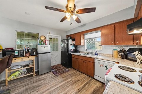 House in Tampa, Florida 4 bedrooms, 167.6 sq.m. № 2431675 - photo 9