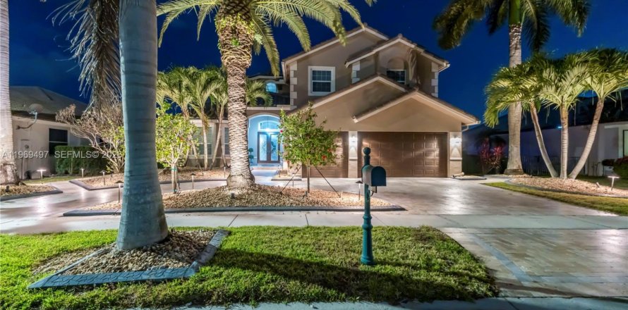 Дом в Мирамар, Флорида 5 спален, 349.87м2 № 2040652