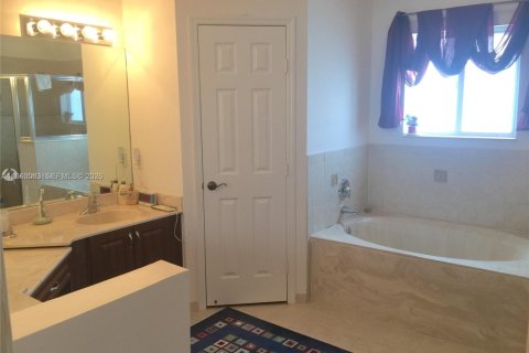 Touwnhouse à louer à Homestead, Floride: 3 chambres, 172.24 m2 № 2023982 - photo 13