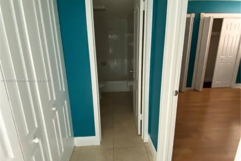 Copropriété à louer à Hialeah Gardens, Floride: 2 chambres, 89.19 m2 № 1923814 - photo 12