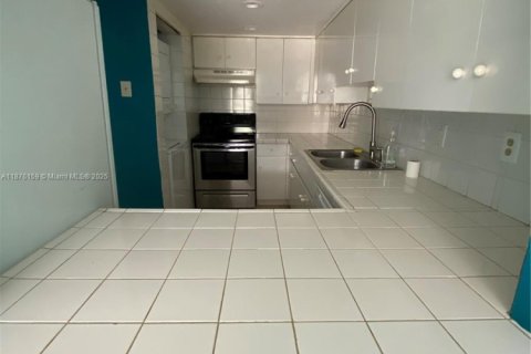 Copropriété à louer à Hialeah Gardens, Floride: 2 chambres, 89.19 m2 № 1923814 - photo 7