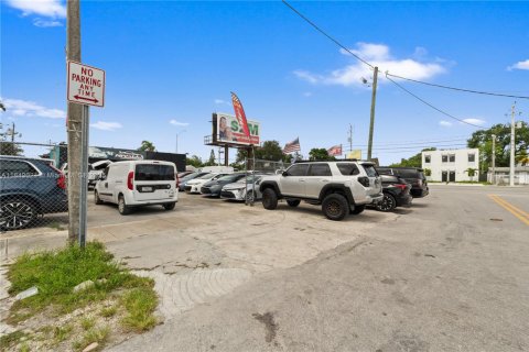 Propiedad comercial en venta en Miami, Florida № 1936435 - foto 1