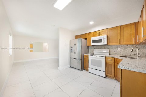 Villa ou maison à louer à Miami, Floride: 2 chambres, 90.12 m2 № 1966414 - photo 8