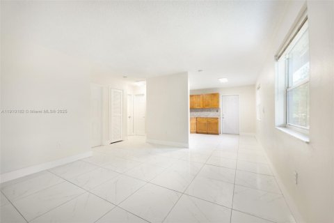 Villa ou maison à louer à Miami, Floride: 2 chambres, 90.12 m2 № 1966414 - photo 7