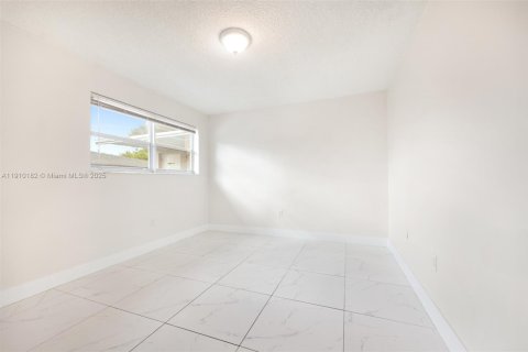 Villa ou maison à louer à Miami, Floride: 2 chambres, 90.12 m2 № 1966414 - photo 11