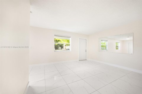 Villa ou maison à louer à Miami, Floride: 2 chambres, 90.12 m2 № 1966414 - photo 5