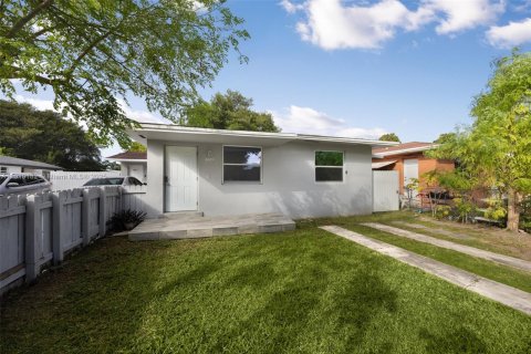 Villa ou maison à louer à Miami, Floride: 2 chambres, 90.12 m2 № 1966414 - photo 2