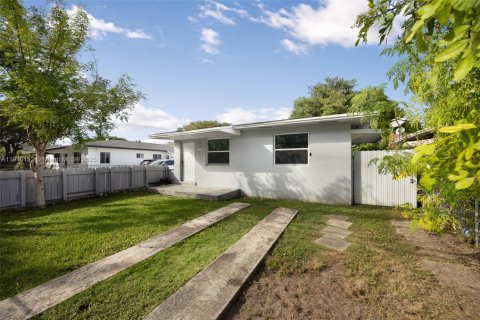Villa ou maison à louer à Miami, Floride: 2 chambres, 90.12 m2 № 1966414 - photo 1