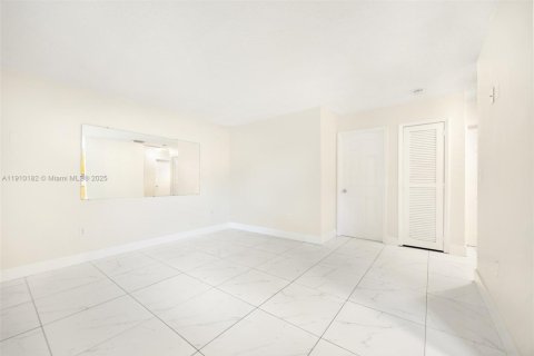 Villa ou maison à louer à Miami, Floride: 2 chambres, 90.12 m2 № 1966414 - photo 6