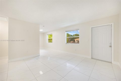 Villa ou maison à louer à Miami, Floride: 2 chambres, 90.12 m2 № 1966414 - photo 4
