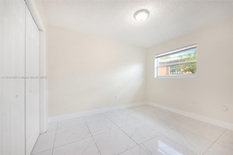 Villa ou maison à louer à Miami, Floride: 2 chambres, 90.12 m2 № 1966414 - photo 12