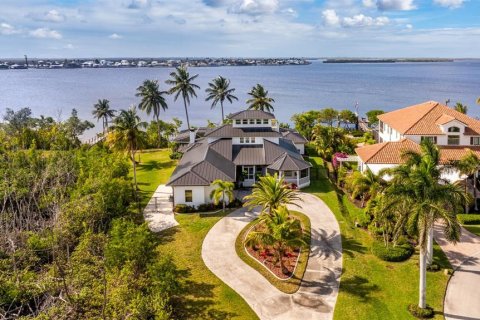 House in Matlacha, Florida 4 bedrooms, 373.56 sq.m. № 2130288 - photo 3