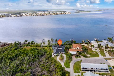House in Matlacha, Florida 4 bedrooms, 373.56 sq.m. № 2130288 - photo 5