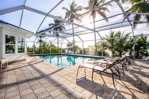 House in Matlacha, Florida 4 bedrooms, 373.56 sq.m. № 2130288 - photo 10