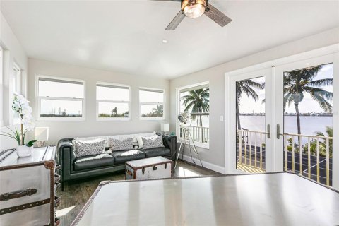 House in Matlacha, Florida 4 bedrooms, 373.56 sq.m. № 2130288 - photo 27
