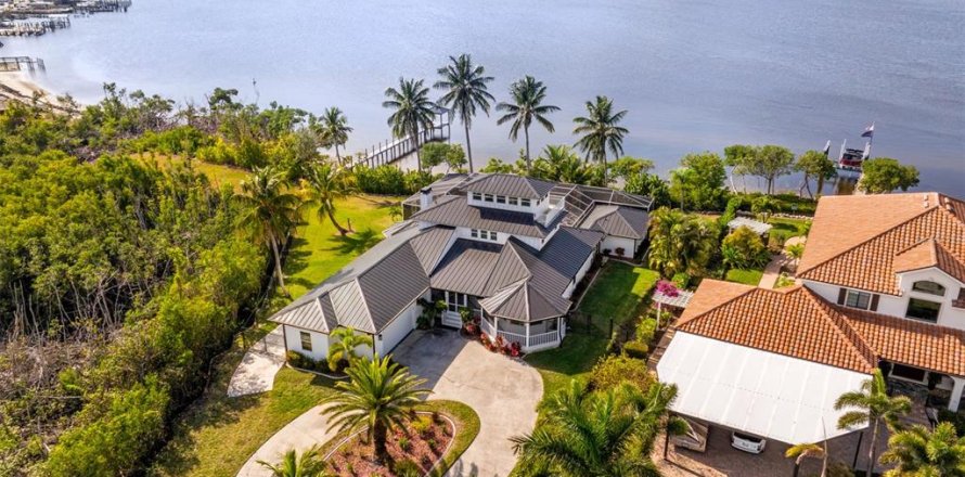 House in Matlacha, Florida 4 bedrooms, 373.56 sq.m. № 2130288