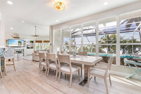 House in Matlacha, Florida 4 bedrooms, 373.56 sq.m. № 2130288 - photo 20