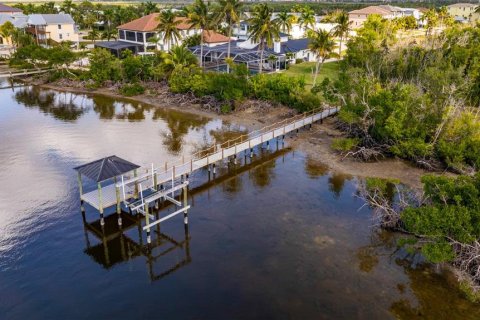 House in Matlacha, Florida 4 bedrooms, 373.56 sq.m. № 2130288 - photo 7