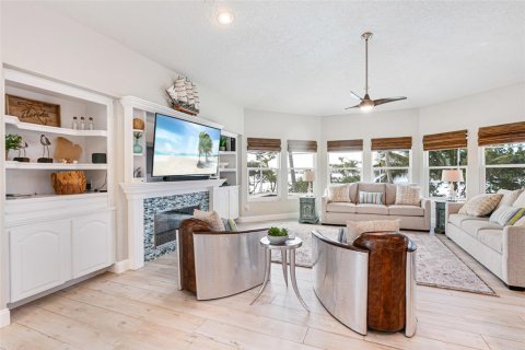 House in Matlacha, Florida 4 bedrooms, 373.56 sq.m. № 2130288 - photo 15