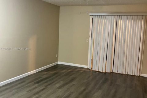 Condo in St. Lucie, Florida, 2 bedrooms  № 2086647 - photo 9