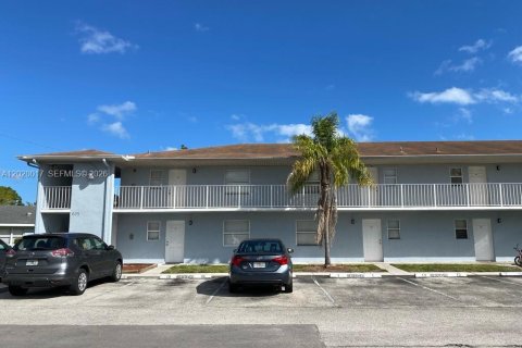 Condo in St. Lucie, Florida, 2 bedrooms  № 2086647 - photo 17