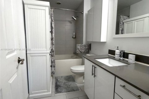 Condominio en venta en Miami, Florida, 1 dormitorio, 70.79 m2 № 2031766 - foto 11