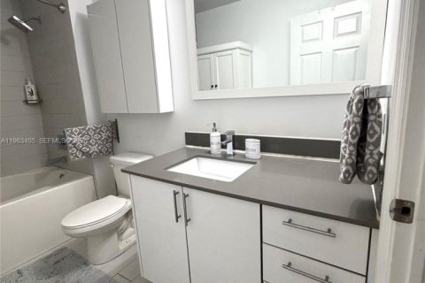 Condominio en venta en Miami, Florida, 1 dormitorio, 70.79 m2 № 2031766 - foto 10