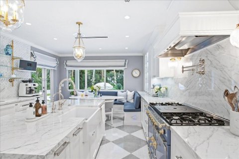 House in Coral Gables, Florida 3 bedrooms, 235.69 sq.m. № 2008558 - photo 21