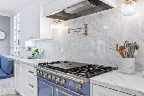 House in Coral Gables, Florida 3 bedrooms, 235.69 sq.m. № 2008558 - photo 22