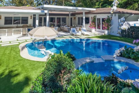 House in Coral Gables, Florida 3 bedrooms, 235.69 sq.m. № 2008558 - photo 7