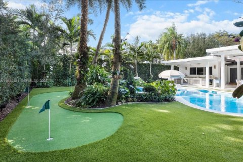 House in Coral Gables, Florida 3 bedrooms, 235.69 sq.m. № 2008558 - photo 17
