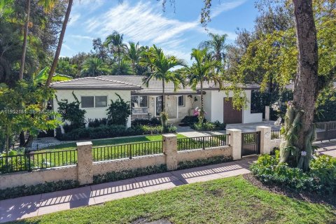 House in Coral Gables, Florida 3 bedrooms, 235.69 sq.m. № 2008558 - photo 8