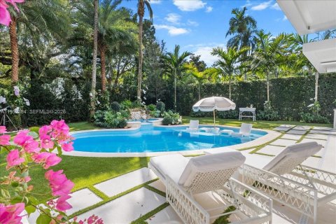 House in Coral Gables, Florida 3 bedrooms, 235.69 sq.m. № 2008558 - photo 5