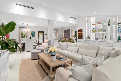 House in Coral Gables, Florida 3 bedrooms, 235.69 sq.m. № 2008558 - photo 4