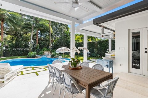 House in Coral Gables, Florida 3 bedrooms, 235.69 sq.m. № 2008558 - photo 16