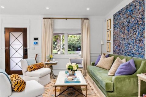 House in Coral Gables, Florida 3 bedrooms, 235.69 sq.m. № 2008558 - photo 11