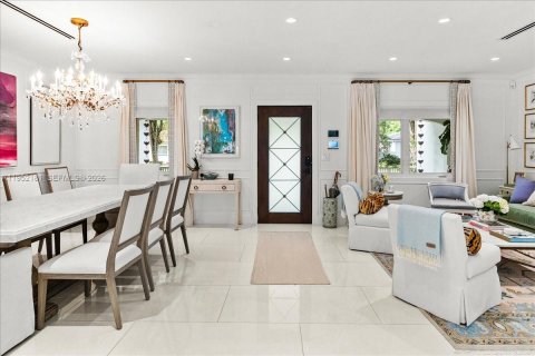 House in Coral Gables, Florida 3 bedrooms, 235.69 sq.m. № 2008558 - photo 9