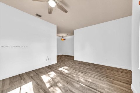 Villa ou maison à vendre à Miami, Floride: 4 chambres, 170.66 m2 № 1975532 - photo 13