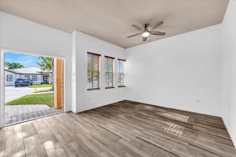 Villa ou maison à vendre à Miami, Floride: 4 chambres, 170.66 m2 № 1975532 - photo 9