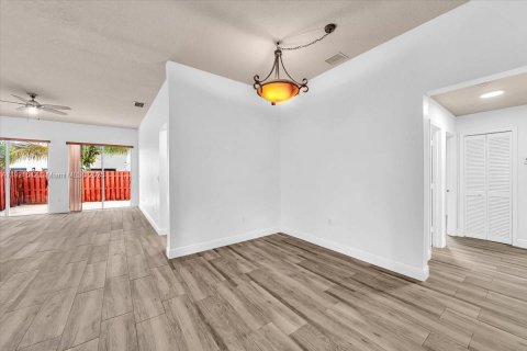 Villa ou maison à vendre à Miami, Floride: 4 chambres, 170.66 m2 № 1975532 - photo 15