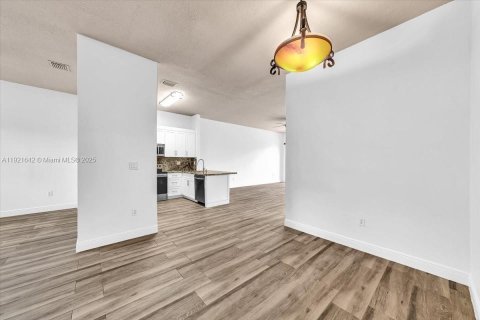 Villa ou maison à vendre à Miami, Floride: 4 chambres, 170.66 m2 № 1975532 - photo 16