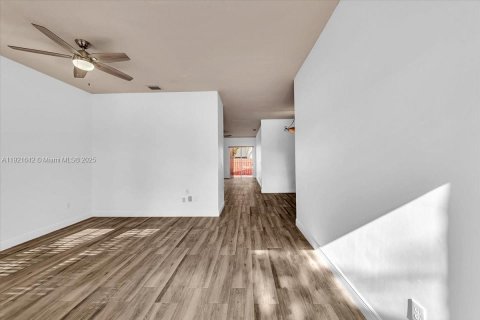 Villa ou maison à vendre à Miami, Floride: 4 chambres, 170.66 m2 № 1975532 - photo 7