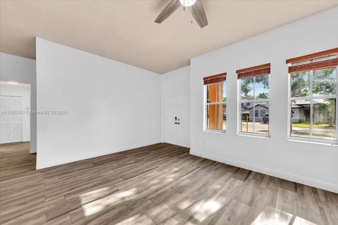 Villa ou maison à vendre à Miami, Floride: 4 chambres, 170.66 m2 № 1975532 - photo 12