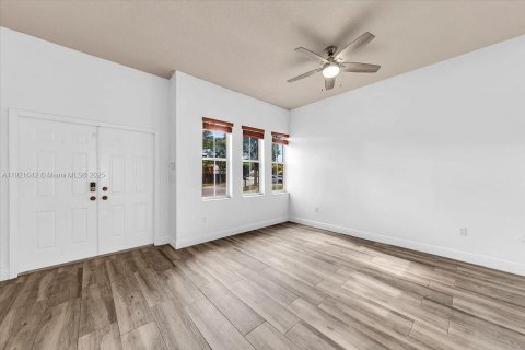 Villa ou maison à vendre à Miami, Floride: 4 chambres, 170.66 m2 № 1975532 - photo 14