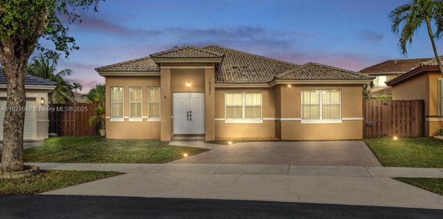 Villa ou maison à Miami, Floride 4 chambres, 170.66 m2 № 1975532