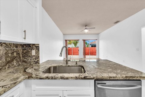 Villa ou maison à vendre à Miami, Floride: 4 chambres, 170.66 m2 № 1975532 - photo 24