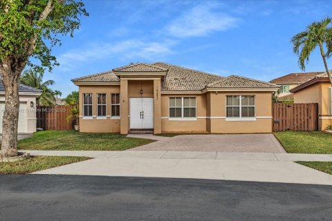 Villa ou maison à vendre à Miami, Floride: 4 chambres, 170.66 m2 № 1975532 - photo 2