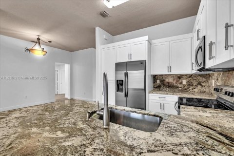 Villa ou maison à vendre à Miami, Floride: 4 chambres, 170.66 m2 № 1975532 - photo 27