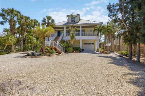 House in Englewood, Florida 4 bedrooms, 301.37 sq.m. № 2196168